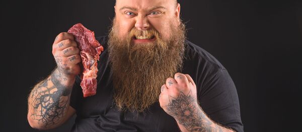 Người đàn ông giận dữ với một miếng thịt sống - Sputnik Việt Nam