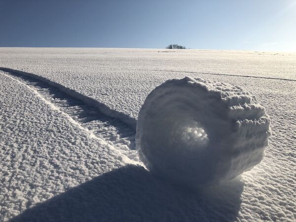 Với bức ảnh “Snow Rollers in Wiltshire” (Cuộn tuyết ở Wiltshire),  nhiếp ảnh gia Brian Bayliss chiếm giải Ba trong cuộc thi Weather Photographer of the Year 2019  - Sputnik Việt Nam