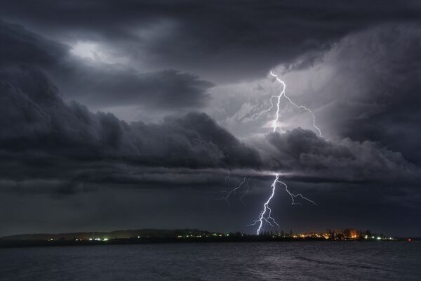 Với bức ảnh “Spectacular lightning show over Trial Bay” (Màn trình diễn choáng ngợp của sét trên vịnh Trial) nhiếp ảnh gia trẻ tuổi Hugo Begg giành chiến thắng trong cuộc thi Weather Photographer of the Year 2019, hạng mục  dành cho các tay máy dưới 17 tuổi - Sputnik Việt Nam