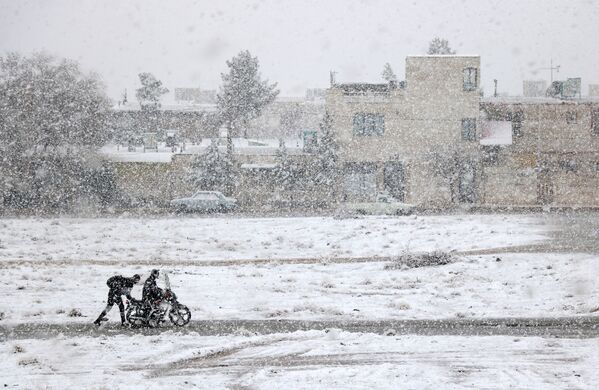 Với bức ảnh “Motorcycle caught in the snow” (Xe máy kẹt trong màn tuyết) nhiếp ảnh gia Ali Bagheri giành giải Nhì trong cuộc thi Weather Photographer of the Year 2019, hạng mục  dành cho các tay máy dưới 17 tuổi  - Sputnik Việt Nam