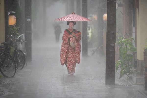 Với bức ảnh “Pouring down” (Nước đổ) nhiếp ảnh gia Patrick Hochner, lọt vào vòng chung kết của cuộc thi Weather Photographer of the Year 2019  - Sputnik Việt Nam