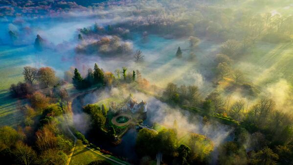 Với bức ảnh “Morning shadows, Scotney Castle” (Bóng mờ ban mai, lâu đài Scotney), nhiếp ảnh gia Chris Brown lọt vào vòng chung kết của cuộc thi Weather Photographer of the Year 2019  - Sputnik Việt Nam