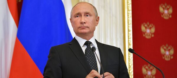 Tổng thống Nga Vladimir Putin tại cuộc họp báo sau cuộc gặp với Thủ tướng Hungary Viktor Orban - Sputnik Việt Nam