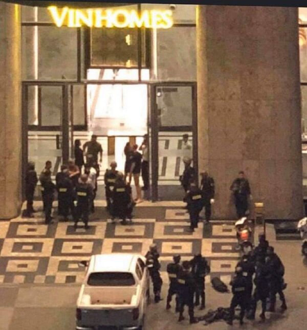 Tổ đặc nhiệm Công an TP.HCM giải cứu con tin trong tòa nhà cao nhất Sài Gòn Tổ đặc nhiệm Công an TP.HCM giải cứu con tin trong tòa nhà cao nhất Sài Gòn - Sputnik Việt Nam