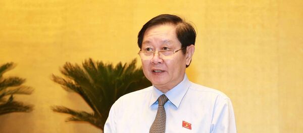 Bộ trưởng Bộ Nội vụ Lê Vĩnh Tân, thừa ủy quyền của Thủ tướng Chính phủ trình bày Tờ trình về dự thảo Nghị quyết về thí điểm không tổ chức Hội đồng nhân dân tại các phường thuộc quận, thị xã của thành phố Hà Nội. - Sputnik Việt Nam