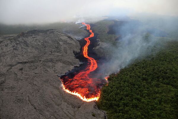 Núi lửa Piton de la Fournaise phun trào trên đảo Reunion ở Ấn Độ Dương - Sputnik Việt Nam