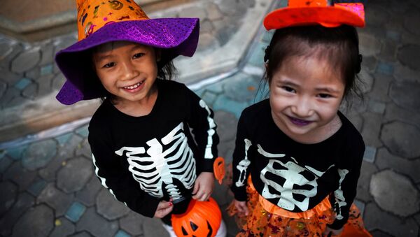 Hai cô gái trong trang phục phù thủy Halloween ở Bangkok, Thái Lan - Sputnik Việt Nam