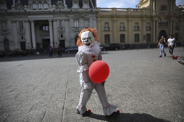 Một đứa trẻ trong trang phục chú hề trong lễ  hội Halloween ở Santiago, Chile - Sputnik Việt Nam