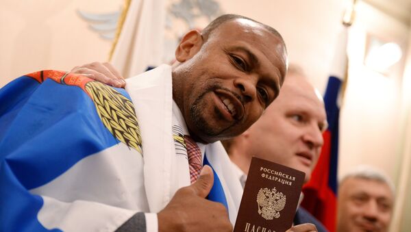 Võ sĩ  Roy Jones với tấm hộ chiếu Nga - Sputnik Việt Nam