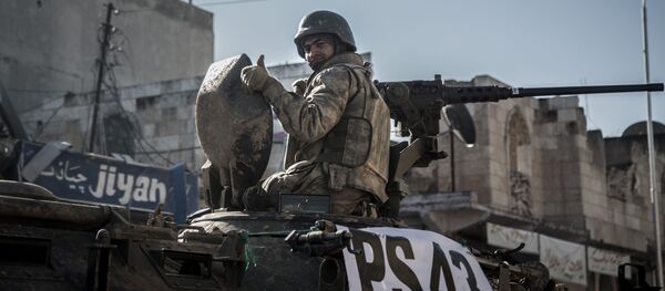 Một binh sĩ Thổ Nhĩ Kỳ nhìn ra từ xe tăng - Sputnik Việt Nam