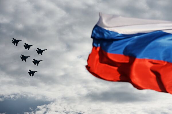 Đội nhào lộn trên không Dũng sỹ Nga bay trình diễn tại Triển lãm hàng không quốc tế MAKS 2015 - Sputnik Việt Nam