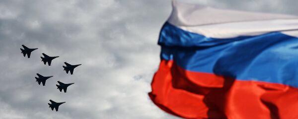 Đội nhào lộn trên không Dũng sỹ Nga bay trình diễn tại Triển lãm hàng không quốc tế MAKS 2015 - Sputnik Việt Nam