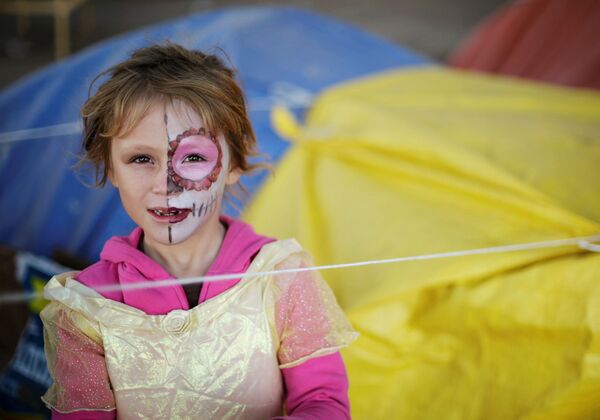 Cô gái Mexico trang điểm trong lễ kỷ niệm Halloween ở Ciudad Juarez, Mexico - Sputnik Việt Nam