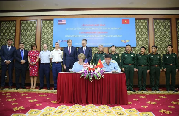 Thượng tướng Nguyễn Chí Vịnh nói về hợp tác Việt-Mỹ trong khắc phục hậu quả chiến tranh Thượng tướng Nguyễn Chí Vịnh nói về hợp tác Việt-Mỹ trong khắc phục hậu quả chiến tranh - Sputnik Việt Nam