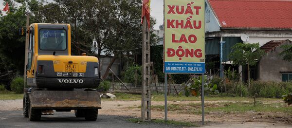 Biển quảng cáo của một công ty xuất khẩu lao động gần nhà máy thép Formosa ở tỉnh Hà Tĩnh, tỉnh Việt Nam - Sputnik Việt Nam