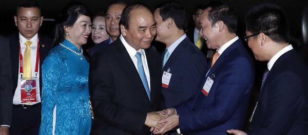 Các đại biểu Thái Lan và Việt Nam đón Thủ tướng Nguyễn Xuân Phúc và Phu nhân tại sân bay quân sự Bangkok, Thái Lan.  - Sputnik Việt Nam