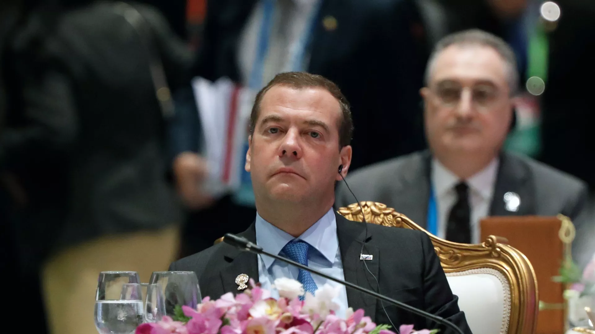 Chuyến thăm của Thủ tướng Nga Dmitry Medvedev tới Bangkok để tham dự Hội nghị thượng đỉnh Đông Á và Hội nghị thượng đỉnh đầu tư kinh doanh ASEAN. Ngày thứ hai