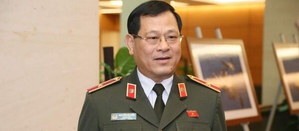 Tướng Nguyễn Hữu Cầu nói tám người bị bắt chưa phải là đường dây đưa người sang Anh. Tướng Nguyễn Hữu Cầu nói tám người bị bắt chưa phải là đường dây đưa người sang Anh. - Sputnik Việt Nam