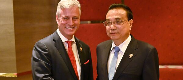 Robert O'Brien và Lý Khắc Cường (Li Keqiang). Robert O'Brien và Lý Khắc Cường (Li Keqiang). - Sputnik Việt Nam