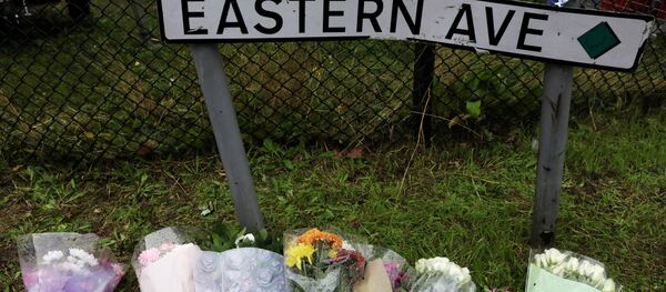 Hoa tưởng niệm tại hiện trường tìm thấy xe tải chứa thi thể ở thị trấn Grays, Anh - Sputnik Việt Nam