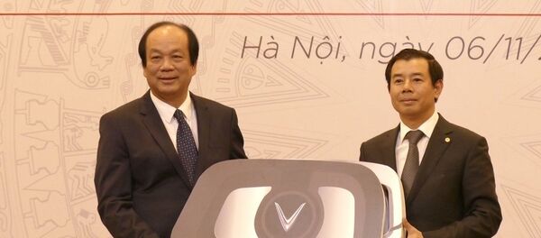 Ông Mai Tiến Dũng nhận biểu trưng chìa khoá xe VinFast từ ông Nguyễn Việt Quang - Sputnik Việt Nam