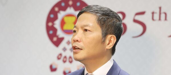 Bộ trưởng Công Thương Việt Nam Trần Tuấn Anh trả lời phỏng vấn tại Summit ASEAN 35 - Sputnik Việt Nam