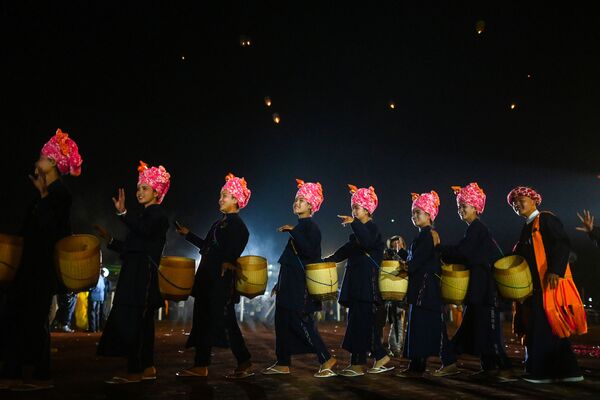 Những người tham gia Tazaungdaing Lighting Festival ở Myanmar - Sputnik Việt Nam