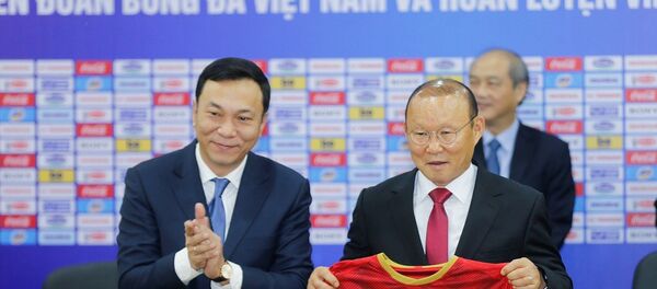 Phó Chủ tịch VFF Trần Quốc Tuấn trao áo đấu của đội tuyển bóng đá quốc gia Việt Nam cho HLV Park Hang-seo sau khi ký gia hạn hợp đồng. - Sputnik Việt Nam