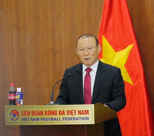 HLV Park Hang-seo chính thức đi vào lịch sử bóng đá Việt Nam HLV Park Hang-seo chính thức đi vào lịch sử bóng đá Việt Nam - Sputnik Việt Nam