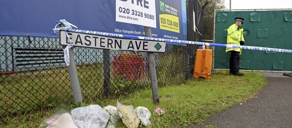 Hoa tưởng niệm tại hiện trường tìm thấy xe tải chứa thi thể ở thị trấn Grays, Anh - Sputnik Việt Nam