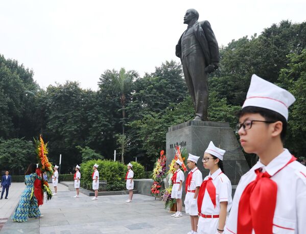 Nhân kỷ niệm 102 năm Cách mạng Tháng Mười Nga (7/11/1917 - 7/11/2019), sáng 7/11/2019, Đoàn đại biểu Thành ủy, HĐND, UBND, Ủy ban MTTQ Việt Nam Thành phố Hà Nội do Ủy viên Bộ Chính trị, Bí thư Thành ủy Hà Nội Hoàng Trung Hải làm Trưởng đoàn dâng hoa tưởng niệm trước Tượng đài V.I.Lenin tại Công viên V.I.Lenin (quận Ba Đình, Hà Nội) - Sputnik Việt Nam