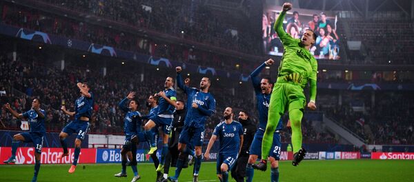 Các cầu thủ Juventus vui mừng giành chiến thắng trong trận đấu vòng bảng UEFA Champions League - Sputnik Việt Nam