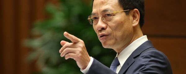 Bộ trưởng Bộ Thông tin và Truyền thông Nguyễn Mạnh Hùng trả lời chất vấn của các đại biểu Quốc hội.  - Sputnik Việt Nam
