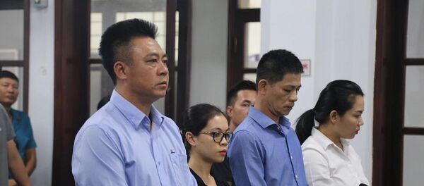 Ông Đinh Tiến Sử (bìa trái) và các đồng phạm tại phiên tòa - Sputnik Việt Nam