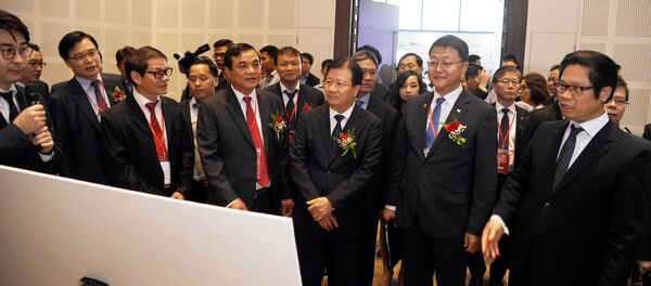 Phó Thủ tướng Trịnh Đình Dũng và đại biểu nghe giới thiệu về sản phẩm công nghệ Hàn Quốc tại hội nghị - Sputnik Việt Nam