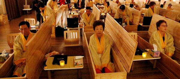 Những người tham gia đám tang sống ngồi trong quan tài, Seoul, Hàn Quốc - Sputnik Việt Nam
