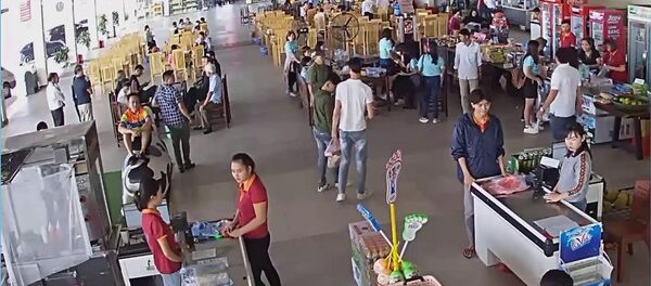 Người đàn ông tát vào mặt nam nhân viên bán hàng - Sputnik Việt Nam