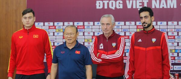 HLV trưởng đội tuyển quốc gia Việt Nam Park Hang-seo cùng thủ môn Đặng Văn Lâm và HLV trưởng đội tuyển quốc gia UAE Bert van Marwijk cùng cầu thủ Ahmed Khalil trong buổi họp báo trước trận đấu. HLV trưởng đội tuyển quốc gia Việt Nam Park Hang-seo cùng thủ môn Đặng Văn Lâm và HLV trưởng đội tuyển quốc gia UAE Bert van Marwijk cùng cầu thủ Ahmed Khalil trong buổi họp báo trước trận đấu. - Sputnik Việt Nam