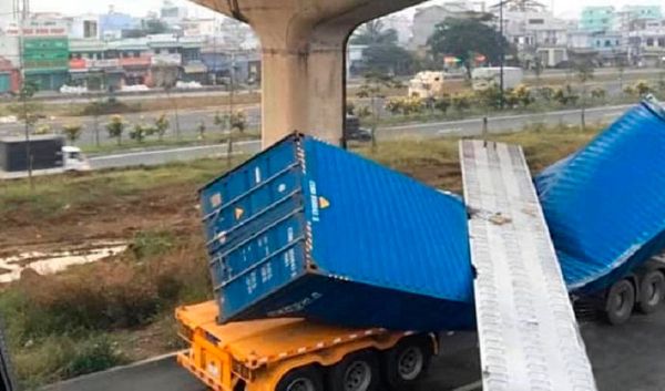 Vì sao xe container cao 4,2m kéo sập dầm cầu bộ hành cao 4,3m - Sputnik Việt Nam