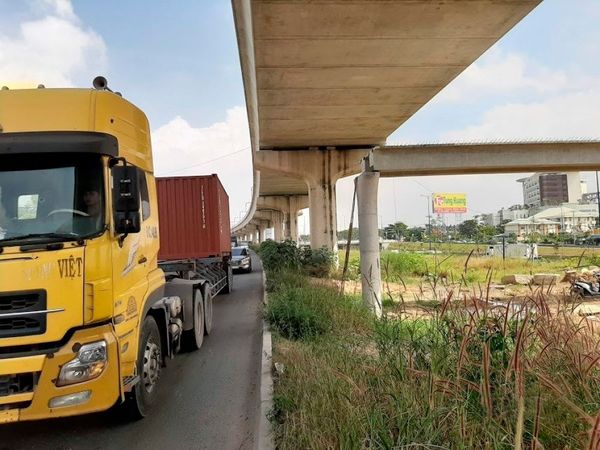 Vì sao xe container cao 4,2m kéo sập dầm cầu bộ hành cao 4,3m - Sputnik Việt Nam