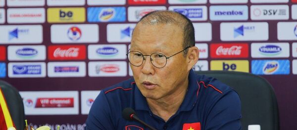  HLV trưởng đội tuyển quốc gia Việt Nam Park Hang-seo trả lời các câu hỏi của giới truyền thông trong buổi họp báo. - Sputnik Việt Nam