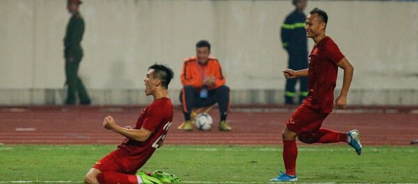 Cầu thủ Việt Nam ăn mừng sau bàn thắng của Tiến Linh - Sputnik Việt Nam