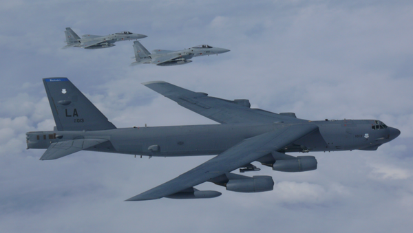 Một máy bay ném bom B-52H Stratofortress được tích hợp với Koku Jieitai (Lực lượng phòng không không quân Nhật Bản) trong khi thực hiện nhiệm vụ huấn luyện thường lệ ở Biển Đông và Biển Nhật Bản ngày 26 tháng 9 năm 2018 - Sputnik Việt Nam