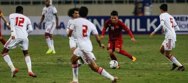 Tiền vệ Quang Hải trong vòng vây của các cầu thủ UAE - Sputnik Việt Nam