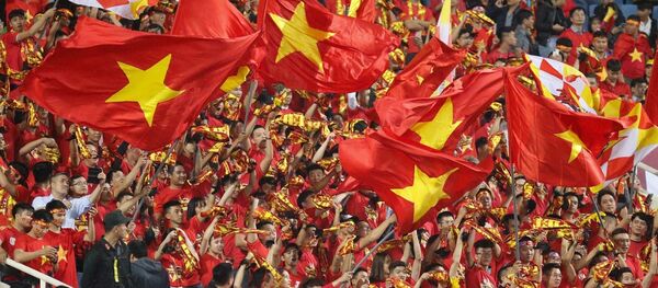 Khán giả trên SVĐ Mỹ Đình cổ vũ cuồng nhiệt cho đội tuyển Việt Nam - Sputnik Việt Nam