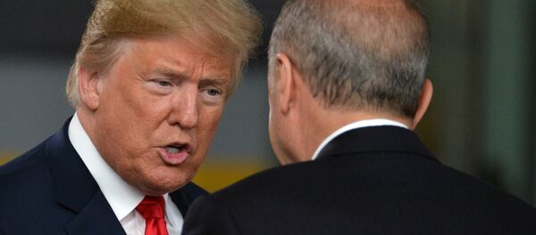 Tổng thống Mỹ Donald Trump và Tổng thống Thổ Nhĩ Kỳ Recep Tayyip Erdogan tại hội nghị thượng đỉnh các nguyên thủ quốc gia và chính phủ của các nước thành viên Liên minh Bắc Đại Tây Dương (NATO) tại trụ sở mới của NATO tại Brussels. Tổng thống Mỹ Donald Trump và Tổng thống Thổ Nhĩ Kỳ Recep Tayyip Erdogan tại hội nghị thượng đỉnh các nguyên thủ quốc gia và chính phủ của các nước thành viên Liên minh Bắc Đại Tây Dương (NATO) tại trụ sở mới của NATO tại Brussels. - Sputnik Việt Nam