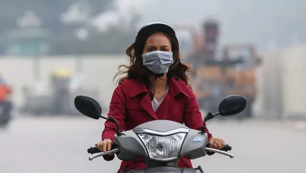 Đeo khẩu trang khi ra đường dù là buổi sáng sớm đã là thói quen của người dân Hà Nội để bảo vệ bản thân trước tình trạng ô nhiễm không khí đang ngày một nghiêm trọng - Sputnik Việt Nam