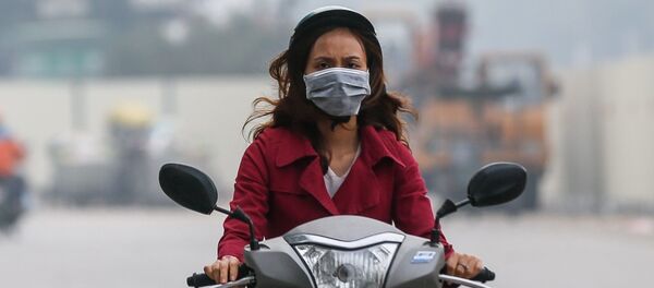 Đeo khẩu trang khi ra đường dù là buổi sáng sớm đã là thói quen của người dân Hà Nội để bảo vệ bản thân trước tình trạng ô nhiễm không khí đang ngày một nghiêm trọng - Sputnik Việt Nam