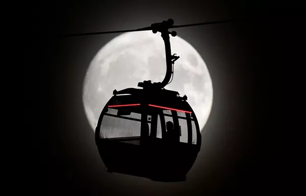 Cáp treo Emirates Air Line ở London trên nền cảnh trăng tròn - Sputnik Việt Nam