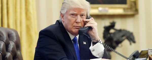 Tổng thống Donald Trump trong cuộc trò chuyện qua điện thoại  - Sputnik Việt Nam